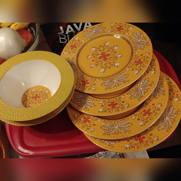 Vintage Malamine Threshold Quality and Design, 2 Bowls, 4 Salad Plates. - Picture 4 of 5
